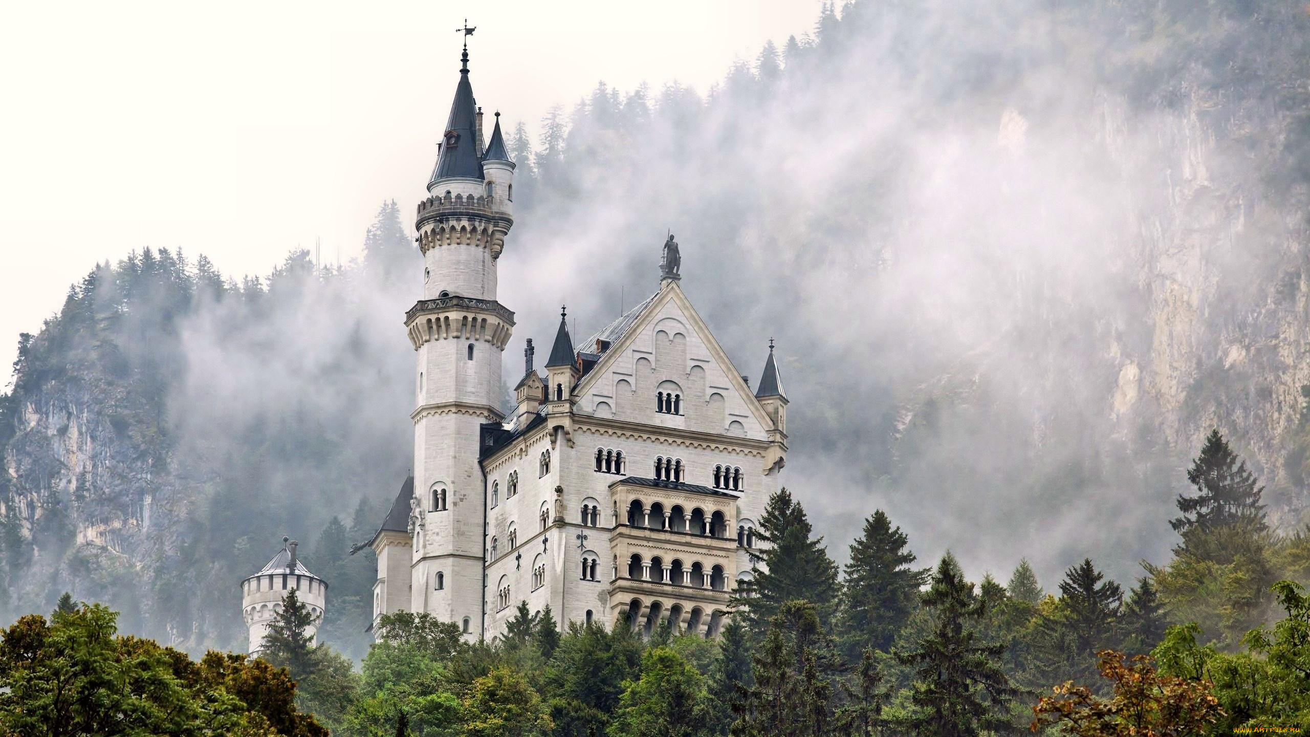 Замок в Германии Нойшванштайн в тумане